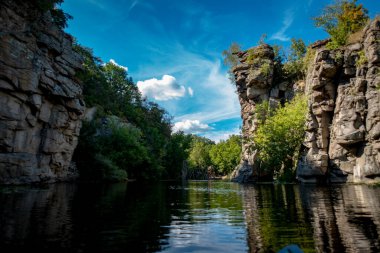 Taş Kanyon. Taştan dağların arasındaki nehir. Buk Kanyonu