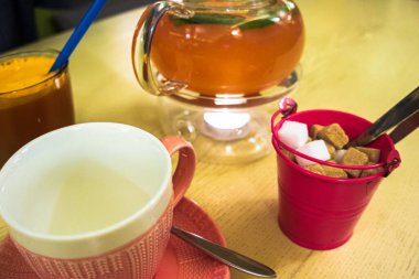 Masada nane ve şeker ile deniz dikenli çay.