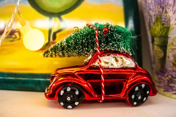Retro Auto Trägt Einen Weihnachtsbaum — Stockfoto