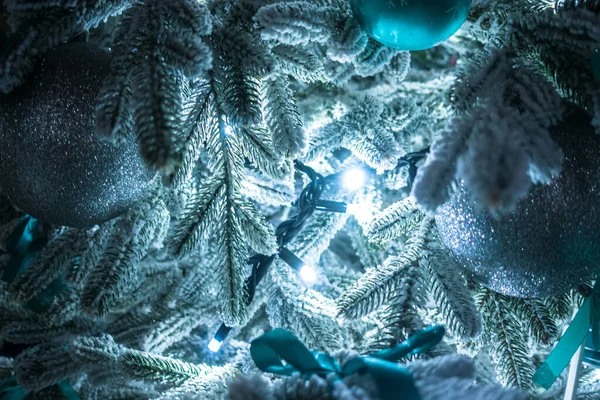 Zilver Besneeuwde Kerst Achtergrond Met Bloemenslingers — Stockfoto