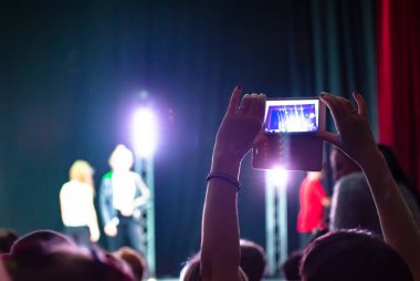 Adam akıllı telefondan performans kaydediyor..