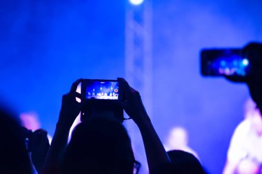 Adam akıllı telefondan performans kaydediyor..