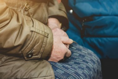 Yaşlı bir kadının elleri..