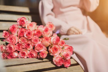 Muhteşem bir buket kırmızı gülü olan kız.