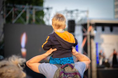 Çocuk bir sokak konserinde babasının kafasına oturur..