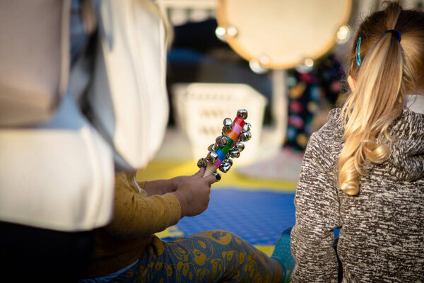 Дети учатся играть на музыкальных инструментах.