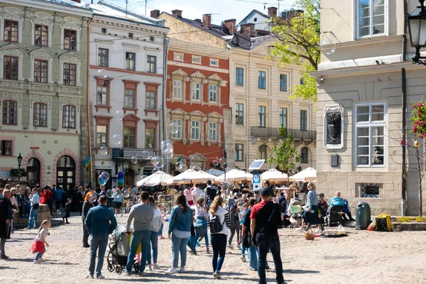 Lwów Ukraina Maja 2021 Turyści Spacerują Centralnej Części Starego Lwowskiego — Zdjęcie stockowe