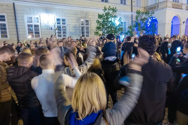 ウクライナのリヴィウ 2021年5月9日 中央広場のリヴィウのストリートミュージシャンは 人々のグループに囲まれて — ストック写真