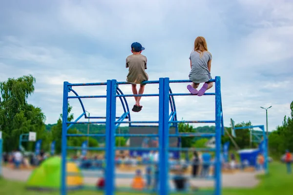Çocuk Parkındaki Çocuklar Merdivenlerde Oturur Açık Havada Film Izlerler — Stok fotoğraf