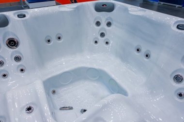 Spa havuzu jakuzisi. Su masajı ve jakuzili banyo.