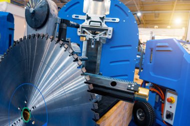 Hidrolik duvar testeresi. Betonda elektrikli testere.