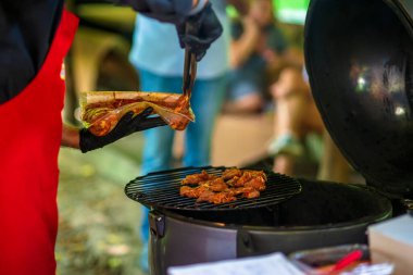 Izgara tavuk. Aşçı ateşte et pişirir..