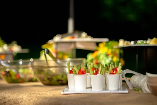 Verdure Affettate Bicchiere Carta Cibo Tavola — Foto Stock