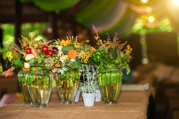 桌上夏季野花和蔬菜的花束 — 图库照片
