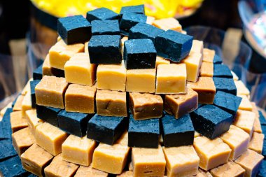 Şekerleme kahverengi ve siyah kare şekerler..