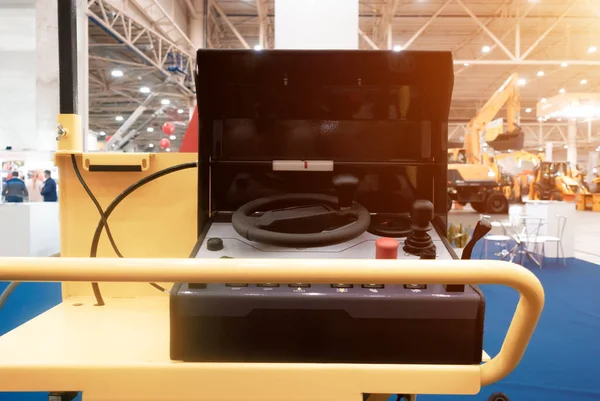 Asfalt kontrol paneli döşeme ekipmanı. Kendinden tahrikli buz pateni pisti. Yol çalışmaları için ekipman