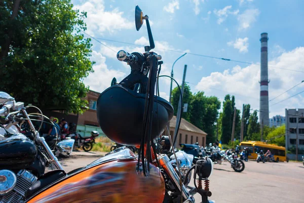 Мотоциклетный Ретро Шлем Фоне Неба — стоковое фото