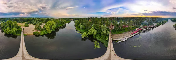 Híd Folyó Felett Erdőbe Panoráma Felvétel Egy Négykopterről — Stock Fotó