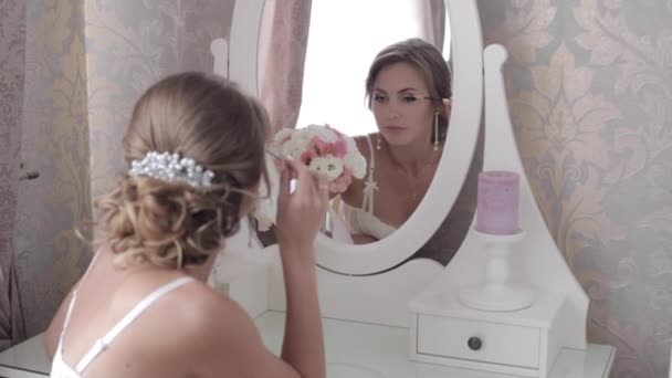 Hermosa chica en ropa interior ojos pintados delante del espejo — Vídeos de Stock