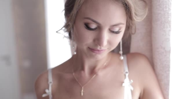 Güzel kız iç çamaşırı stand ve kamera bak — Stok video