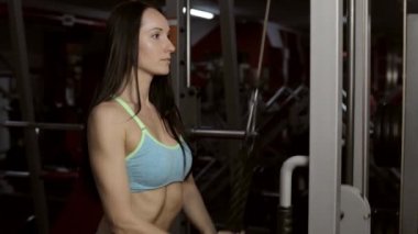 Güçlü genç esmer kadın spor salonunda eğitim.