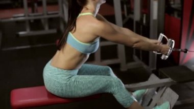 Güçlü genç esmer kadın spor salonunda eğitim.