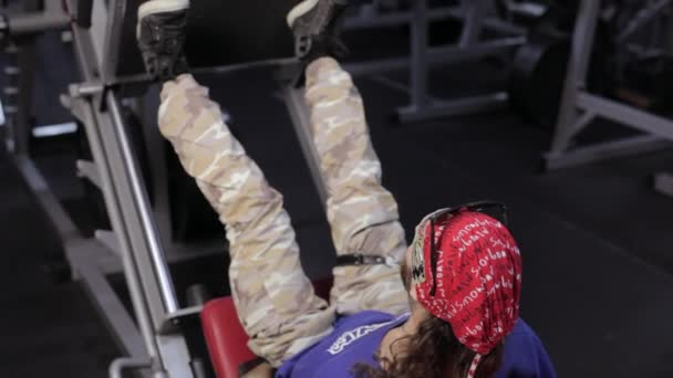 Hombre haciendo ejercicio con linda niña en el gimnasio — Vídeos de Stock