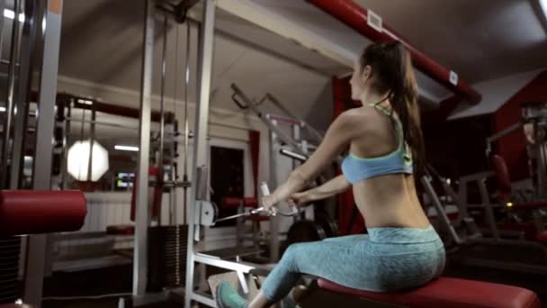 Stark ung brunett kvinna utbildning i sport gym. — Stockvideo