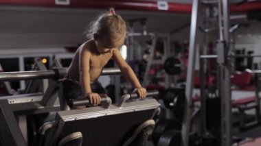 Şirin Bebek kız spor salonunda egzersiz yapan erkek