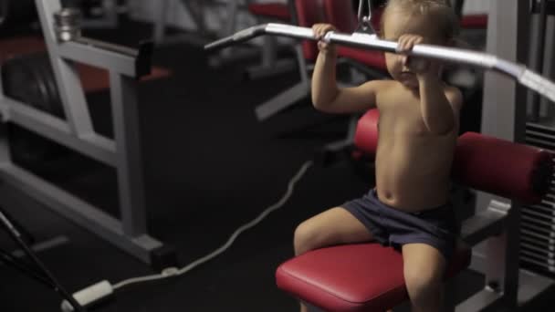 Spor salonunda eğitim şirin bebek kız — Stok video