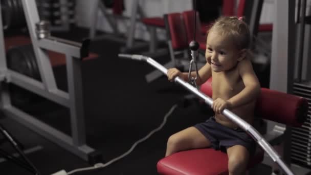 Bonito bebê menina formação no esporte ginásio — Vídeo de Stock