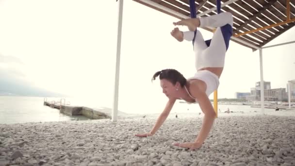 Anti-gravedad Yoga, mujer haciendo ejercicios de yoga — Vídeos de Stock