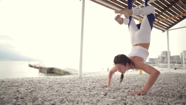 Anti-gravitation Yoga, kvinnan gör yogaövningar — Stockvideo
