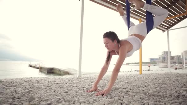 Антигравитационная йога, женщина, занимающаяся йогой — стоковое видео