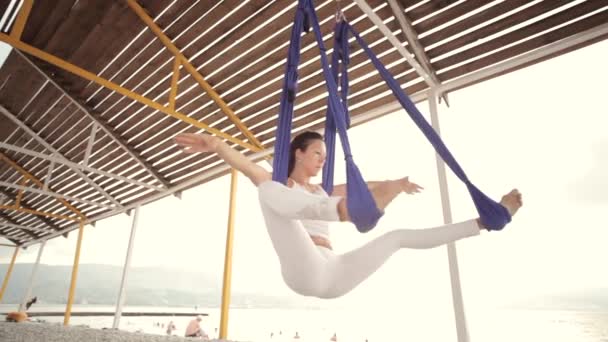 Антигравітації йоги, жінку, робити йога вправи — стокове відео