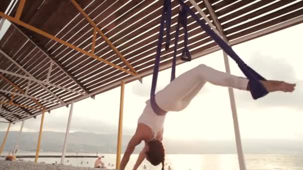 Anti-gravedad Yoga, mujer haciendo ejercicios de yoga — Vídeos de Stock