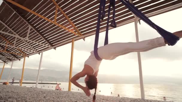 Anty-grawitacji Yoga, kobieta robi ćwiczenia jogi — Wideo stockowe