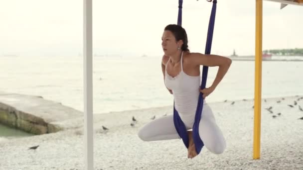 Anti-gravedad Yoga, mujer haciendo ejercicios de yoga — Vídeo de stock