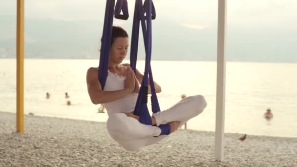 Anti-gravedad Yoga, mujer haciendo ejercicios de yoga — Vídeo de stock