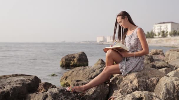 Yong Frau macht sich Notizen in Tagebuch am Strand — Stockvideo