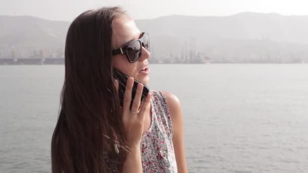 Young woman talk on mobile phone at seafront — Stock Video