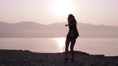 dans eden bir genç kız, gündoğumu silüeti