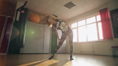 Biraz egzersiz için Isınma ve germe genç kız