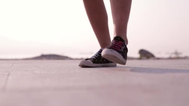 Gros plan des pieds dansants en baskets — Video