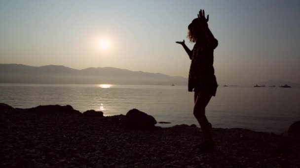 Silhouette eines tanzenden Teenie-Mädchens bei Sonnenaufgang — Stockvideo