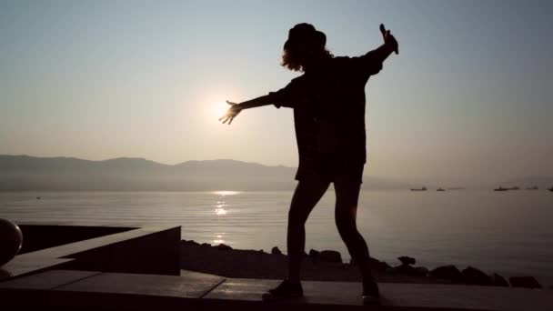 Σιλουέτα του ένα κορίτσι που χορεύει έφηβος στο sunrise — Αρχείο Βίντεο
