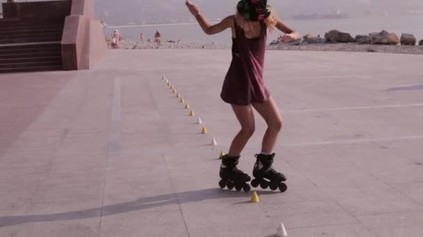 Young Beautiful Girl Rollerblading In A Park. — Stock Video