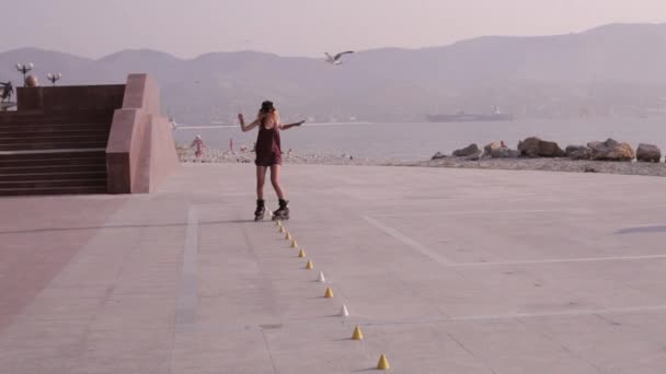 Menina bonita jovem patinando em um parque . — Vídeo de Stock