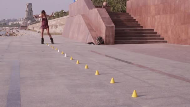 Mooi meisje skaten In een Park. — Stockvideo