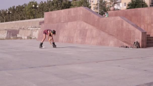 Menina bonita jovem patinando em um parque . — Vídeo de Stock